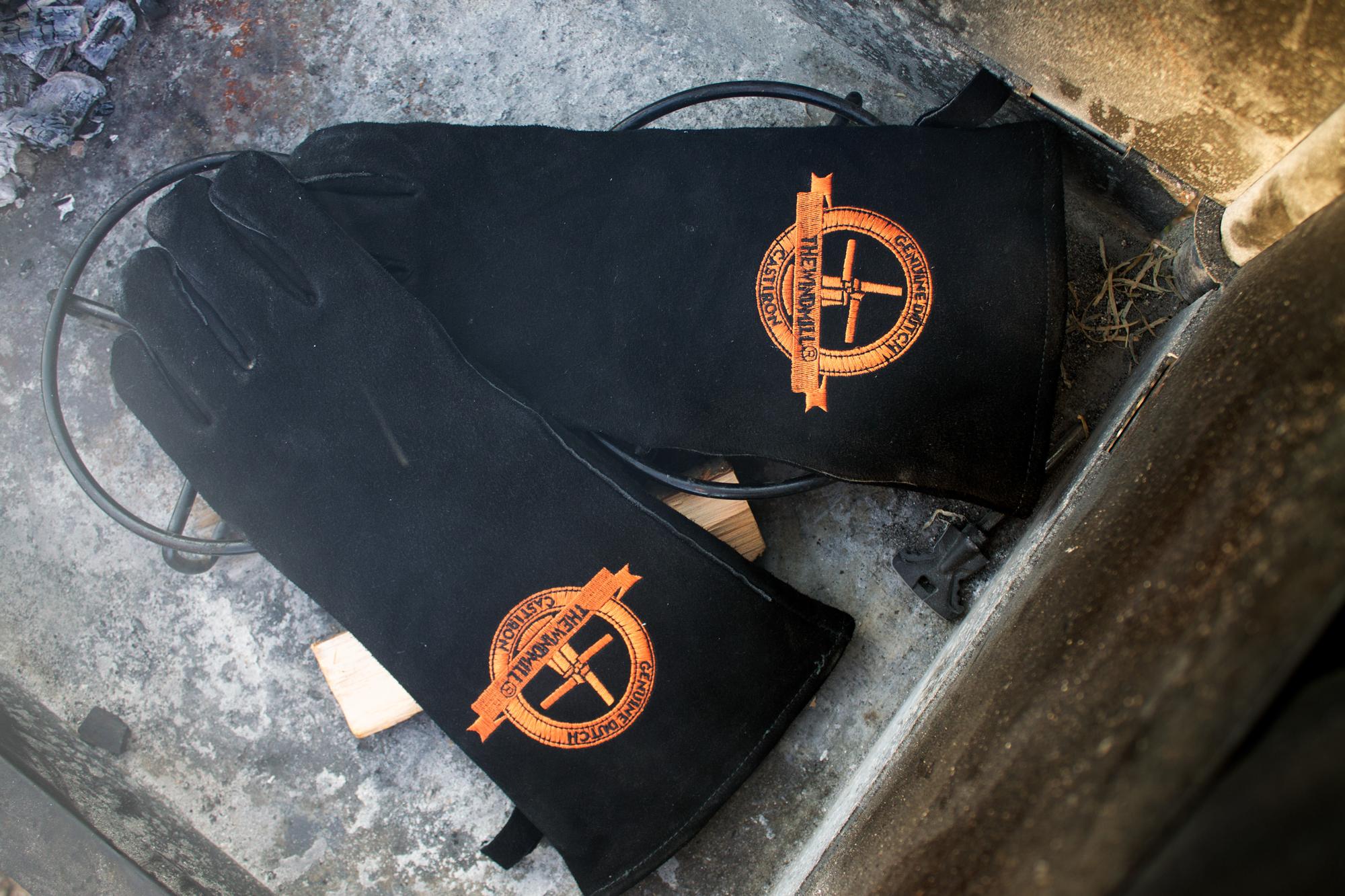 The Windmill set van 2 lederen BBQ handschoenen